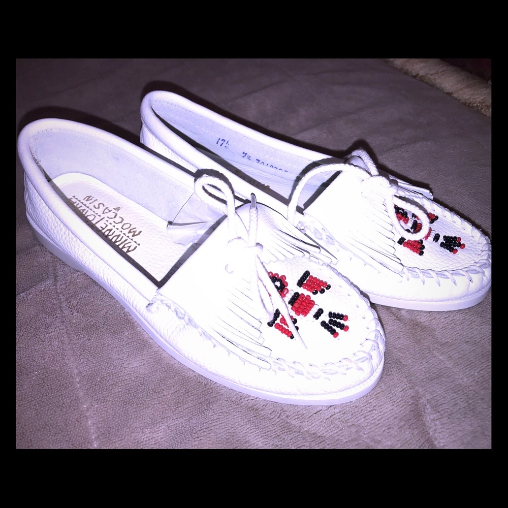 NWOT Women’s White Leather Minnetonka Moccasins.